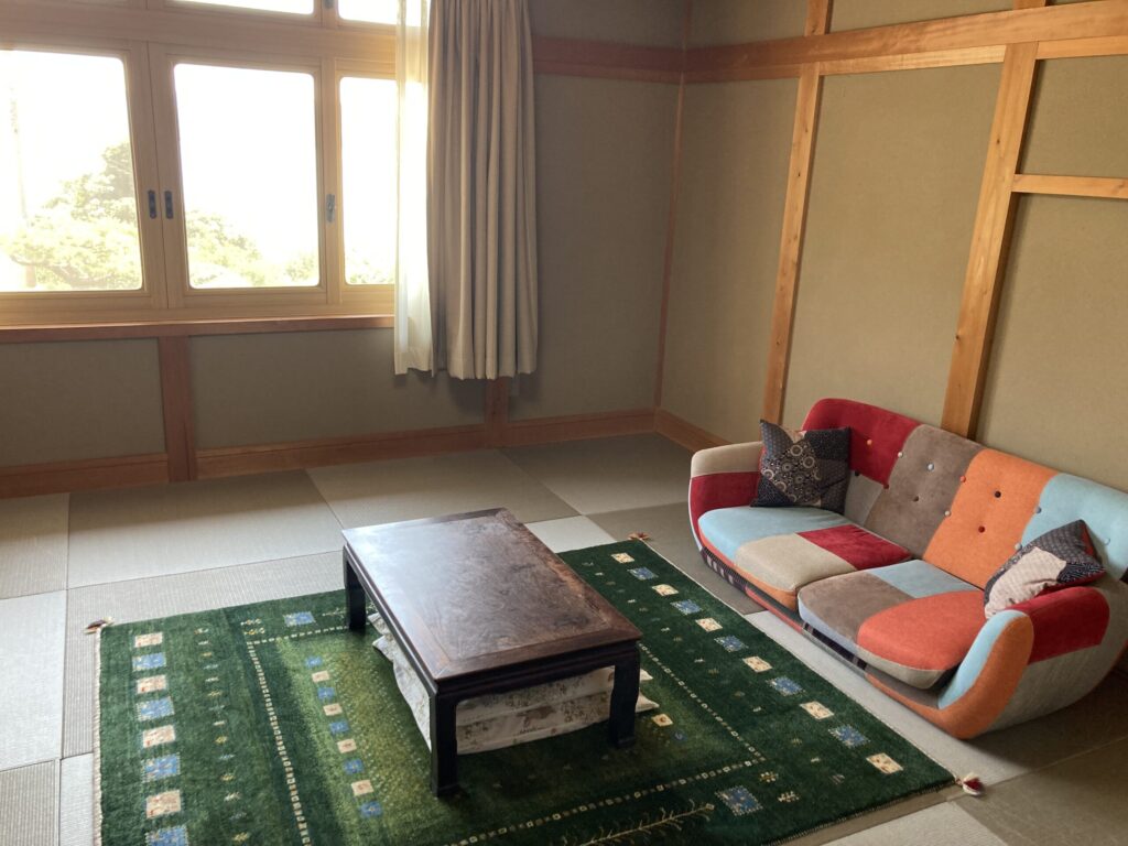 談話室村上の客室1